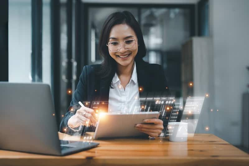 태블릿을 사용하는 작업자